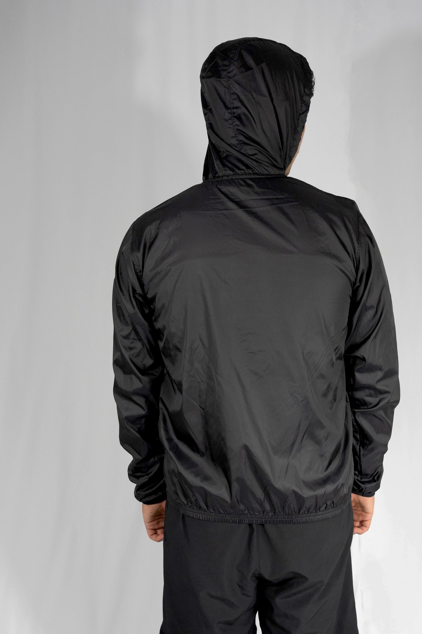 Rompevientos deportivo con gorro fit holgado