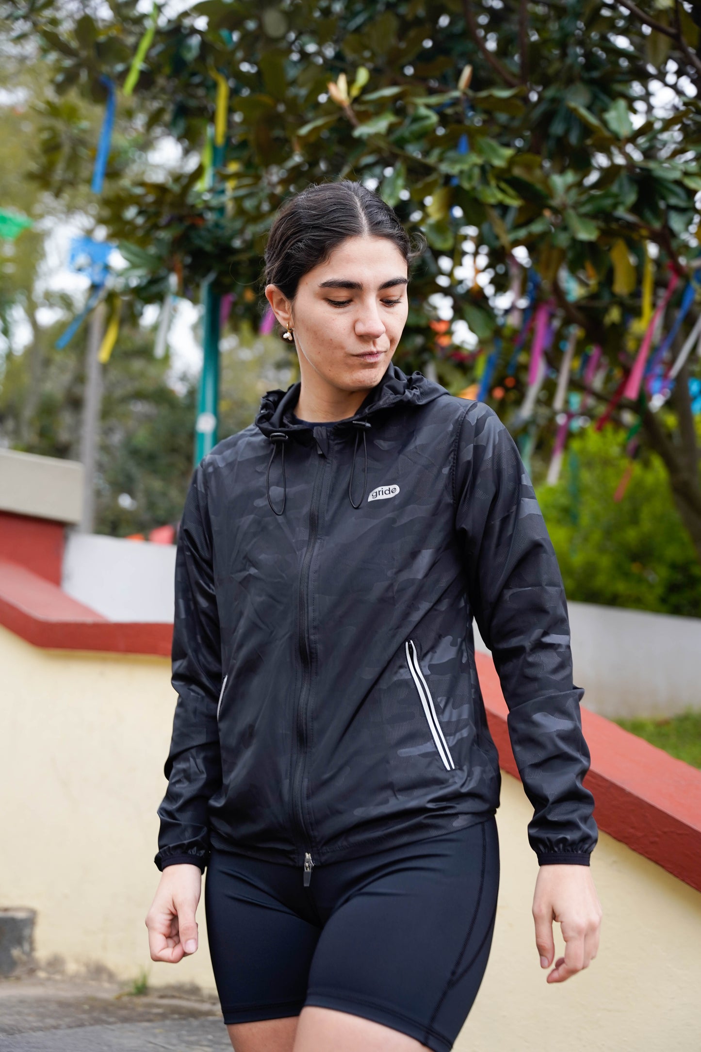 Rompevientos deportivo camuflaje negro con gorro