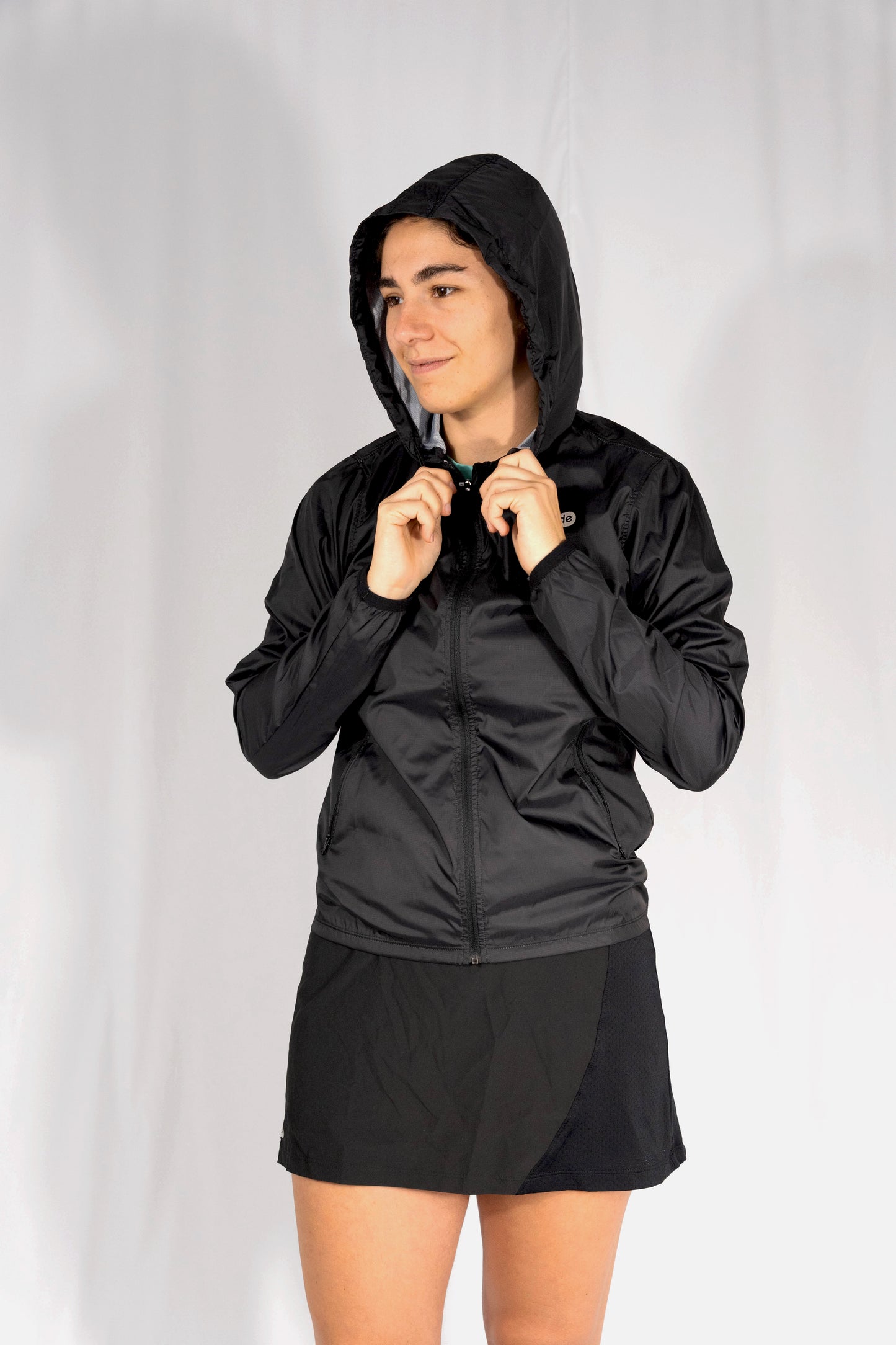 Rompevientos deportivo con gorro fit holgado