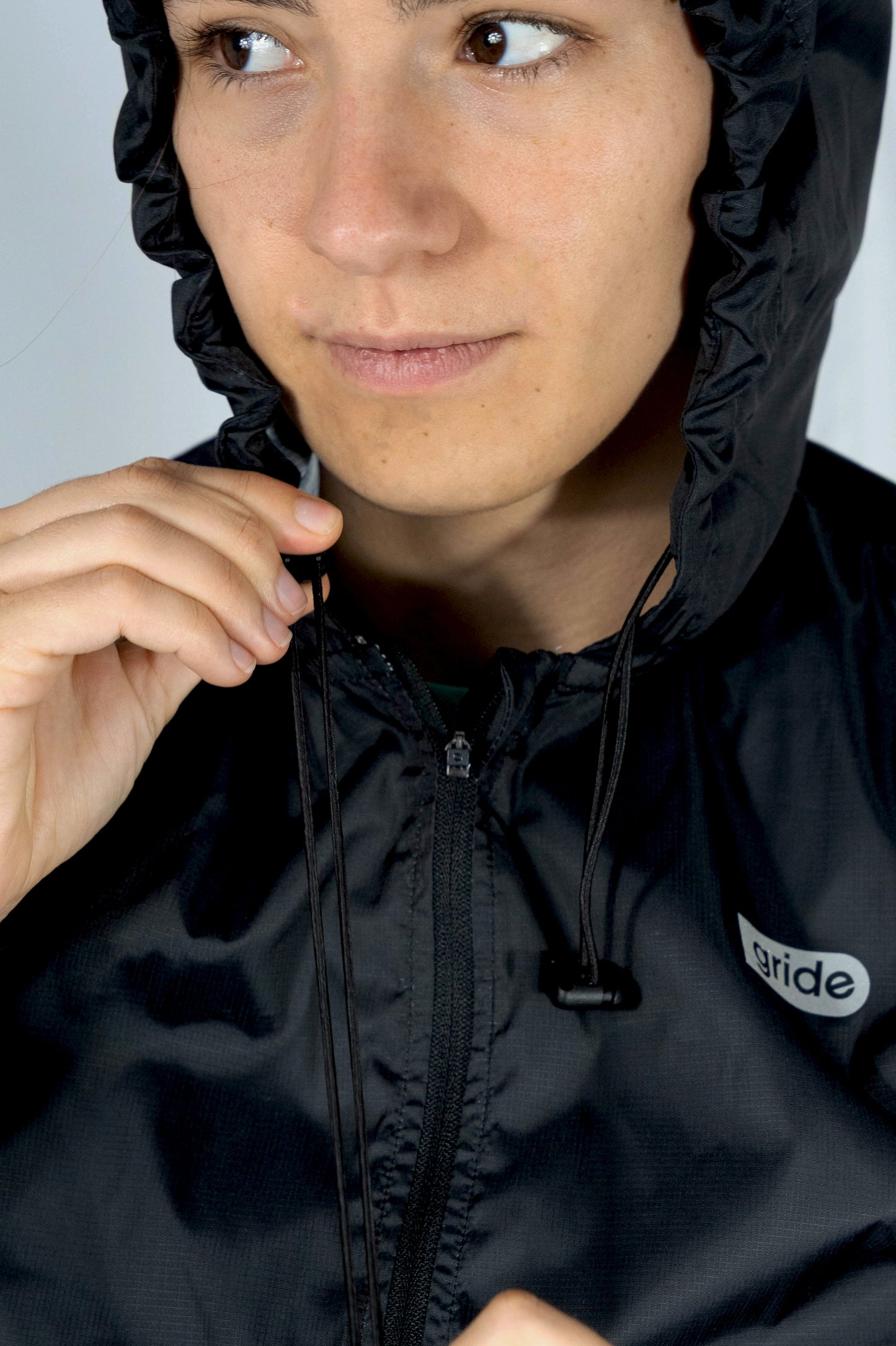 Rompevientos deportivo con gorro fit holgado