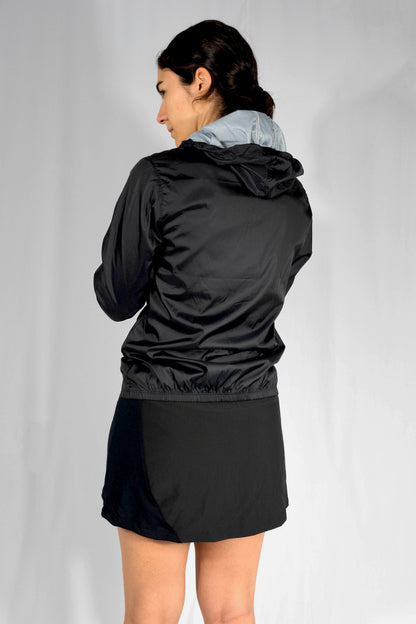 Rompevientos deportivo con gorro fit holgado