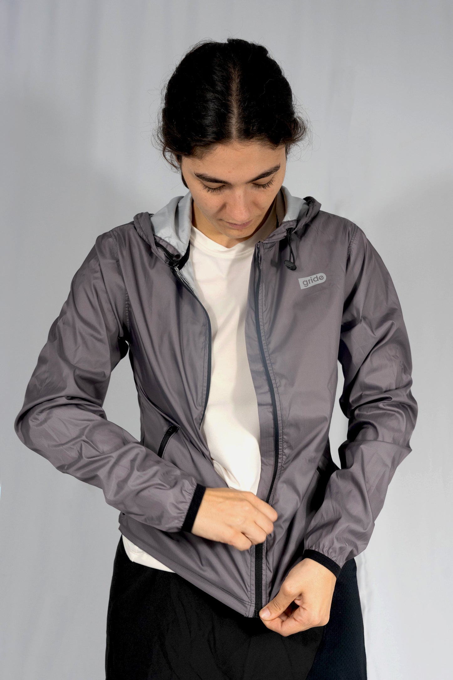 Rompevientos deportivo con gorro fit holgado