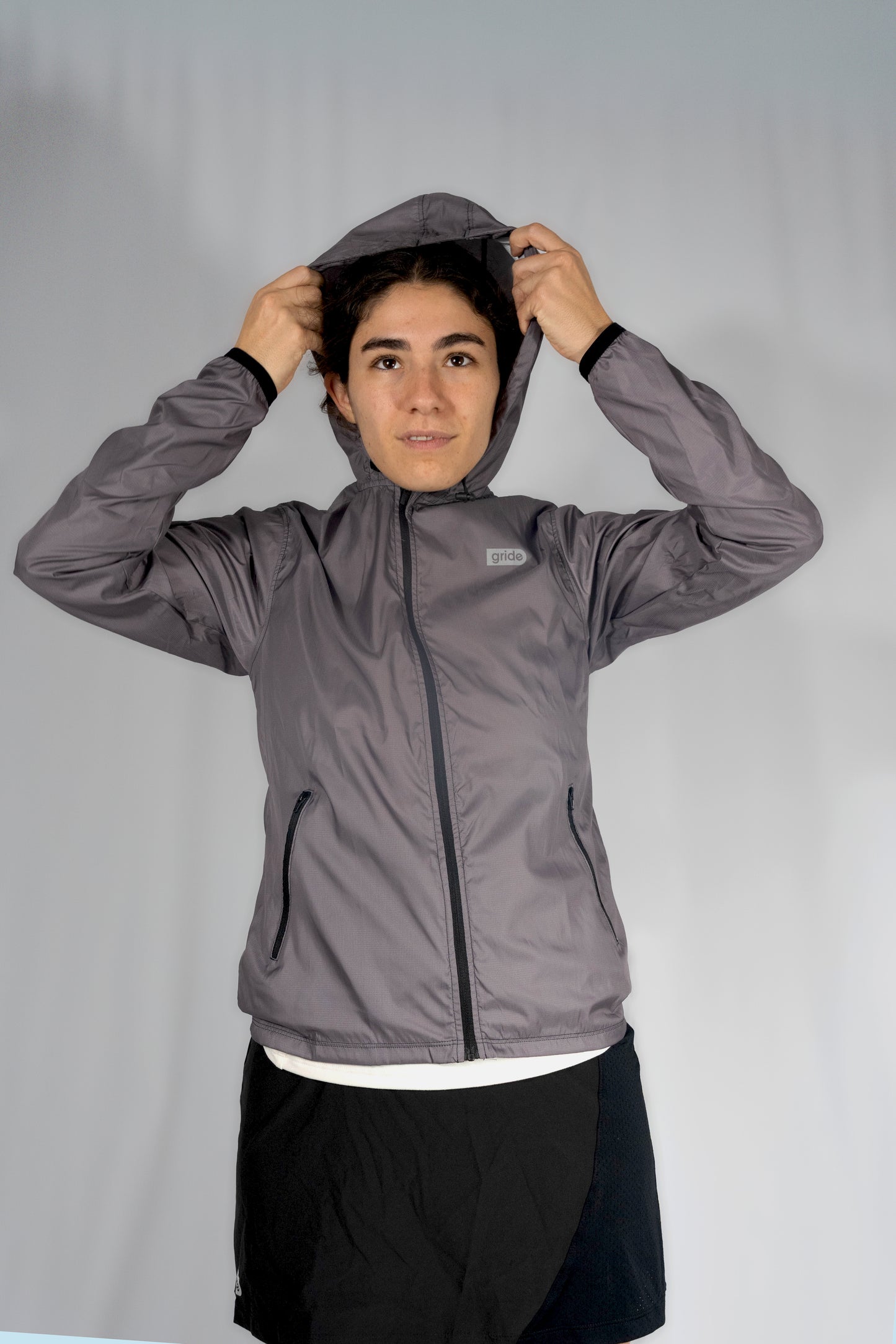 Rompevientos deportivo con gorro fit holgado