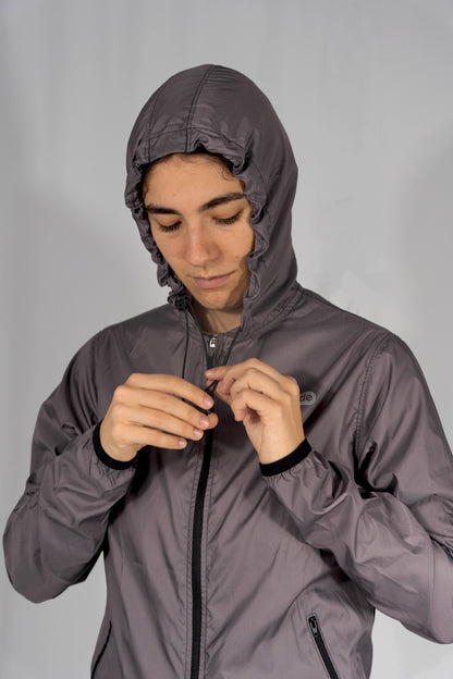 Rompevientos deportivo con gorro fit holgado