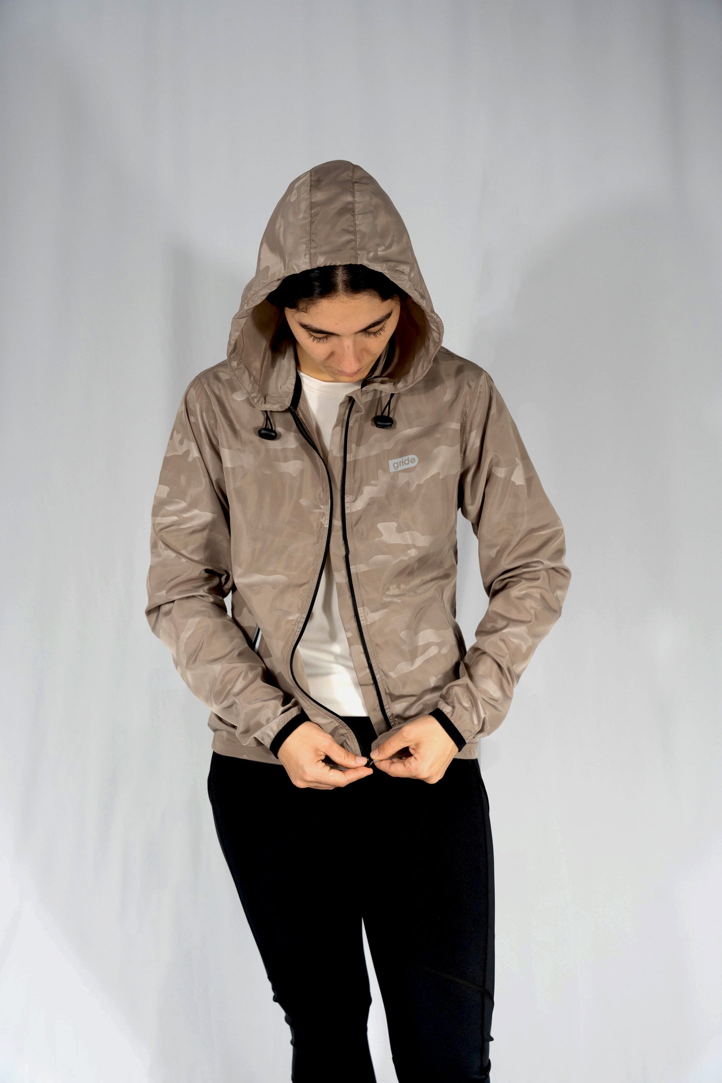 Rompevientos deportivo camuflaje beige con gorro