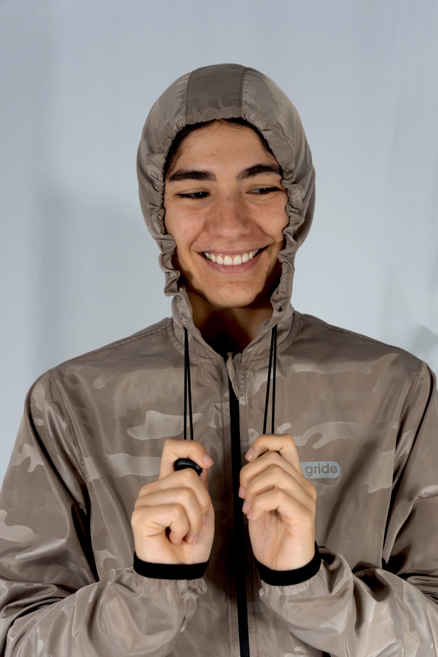 Rompevientos deportivo camuflaje beige con gorro