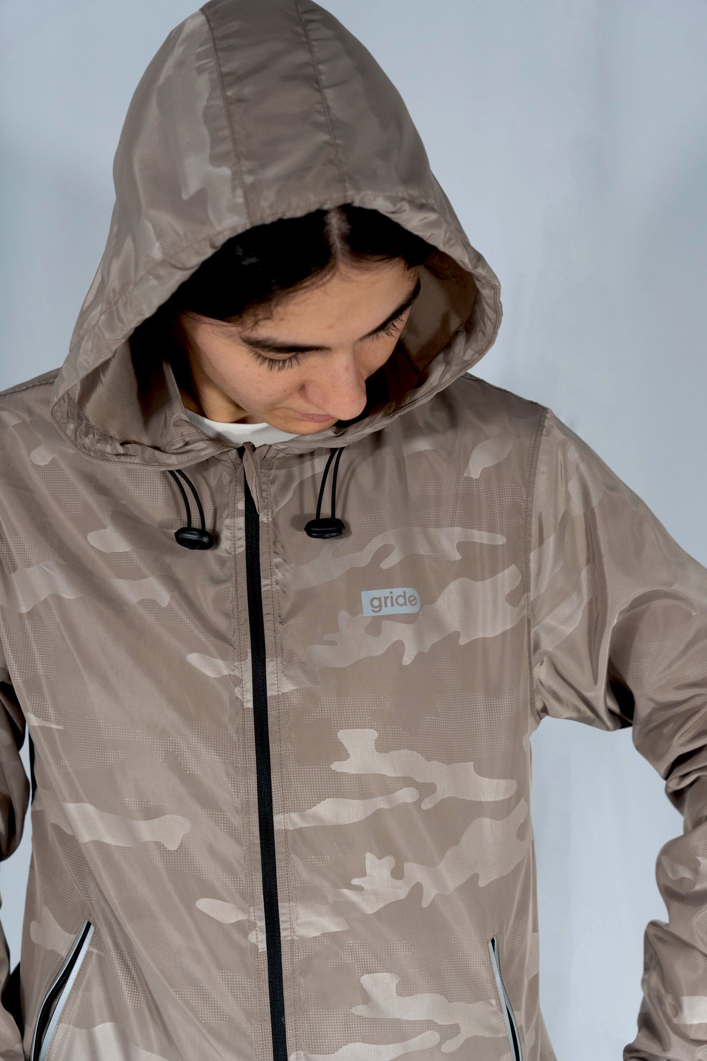 Rompevientos deportivo camuflaje beige con gorro