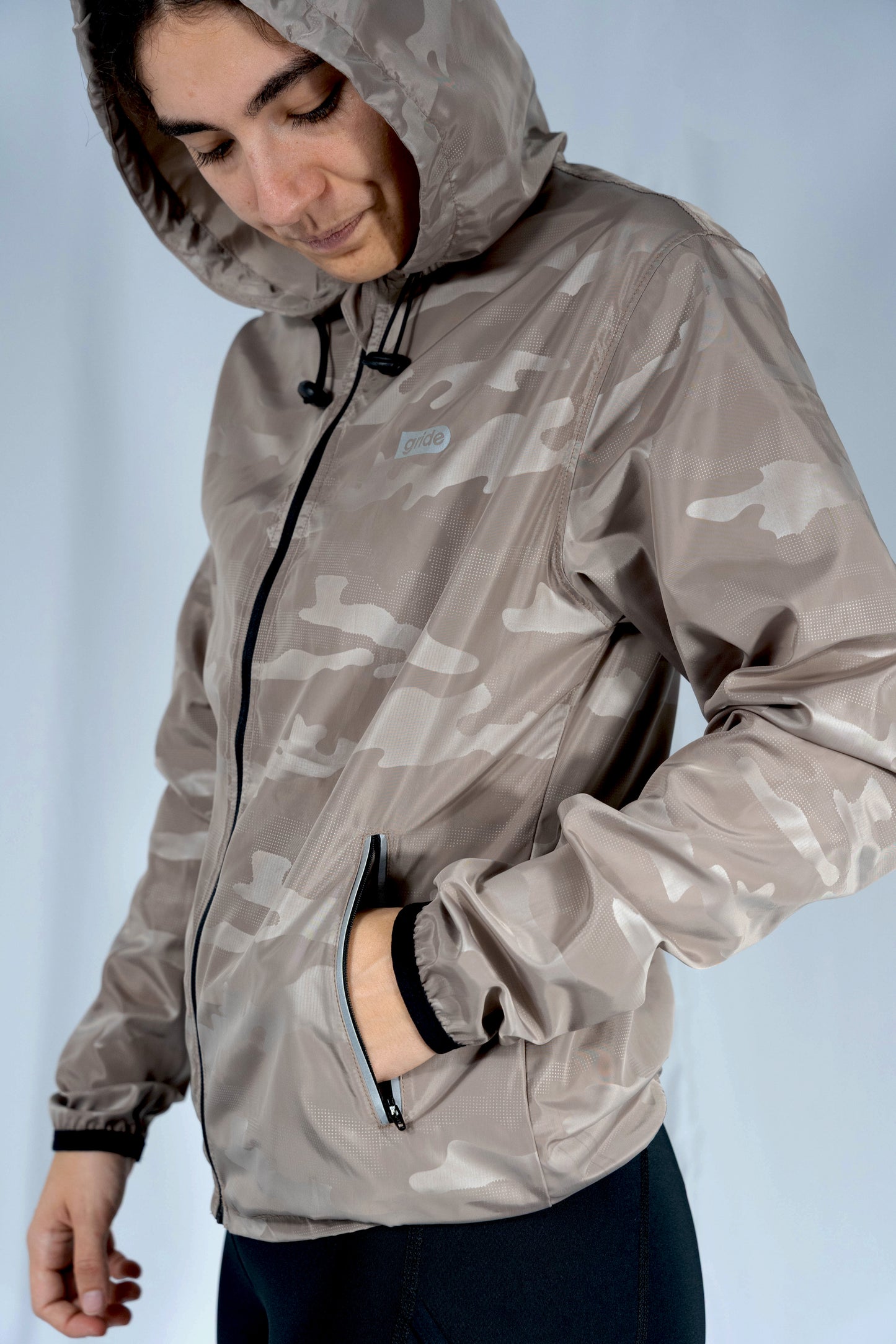 Rompevientos deportivo camuflaje beige con gorro