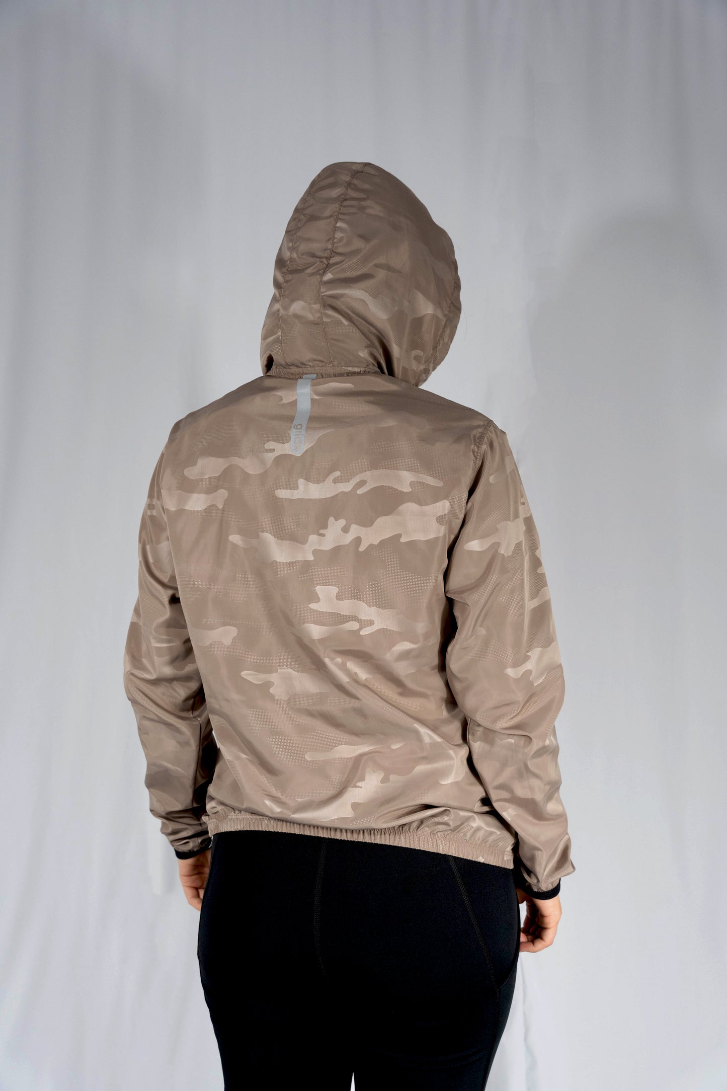 Rompevientos deportivo camuflaje beige con gorro