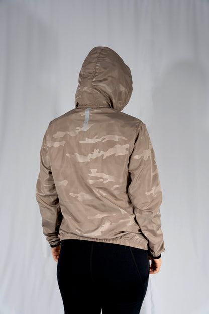 Rompevientos deportivo camuflaje beige con gorro