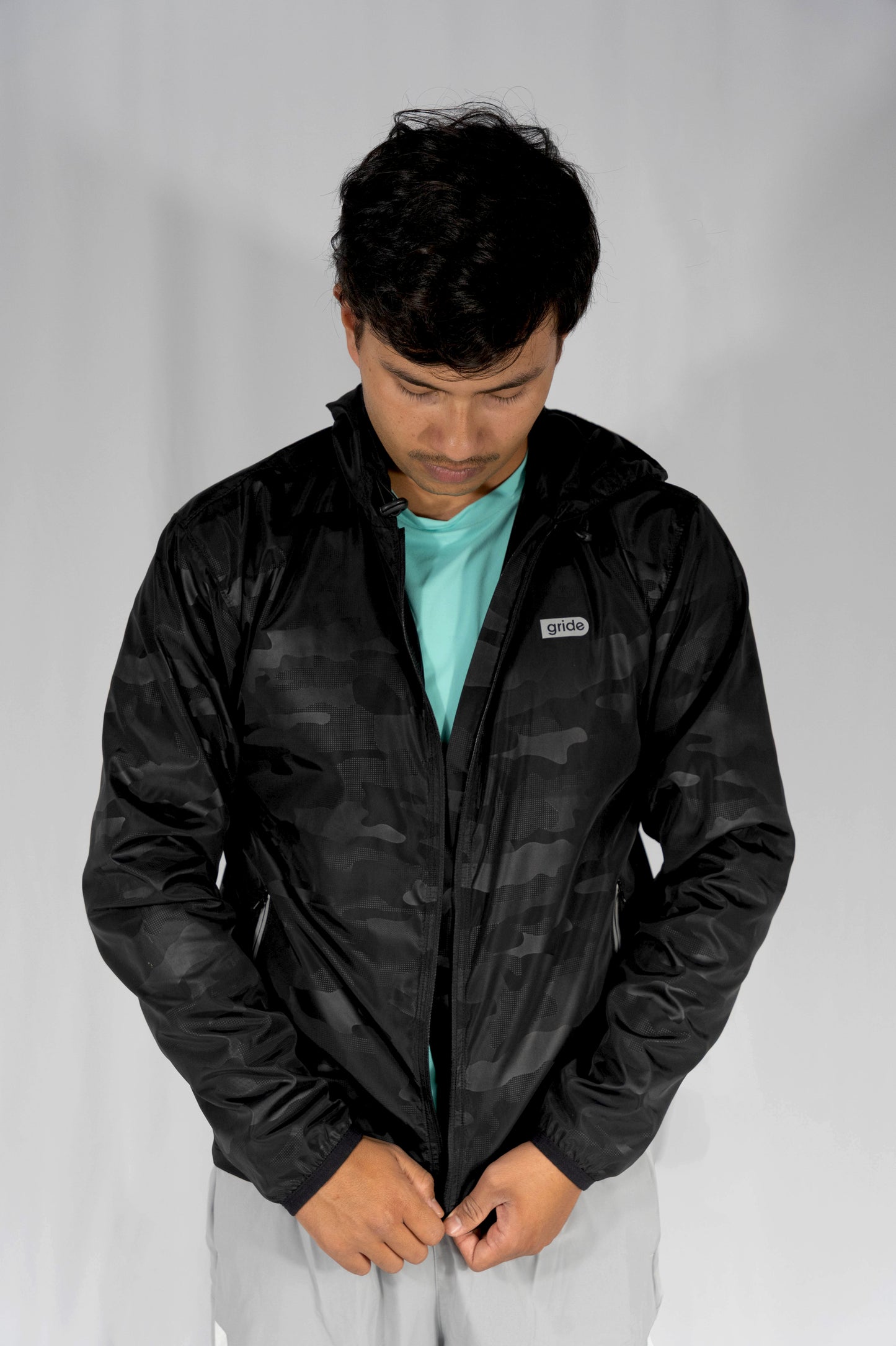 Rompevientos deportivo camuflaje negro con gorro