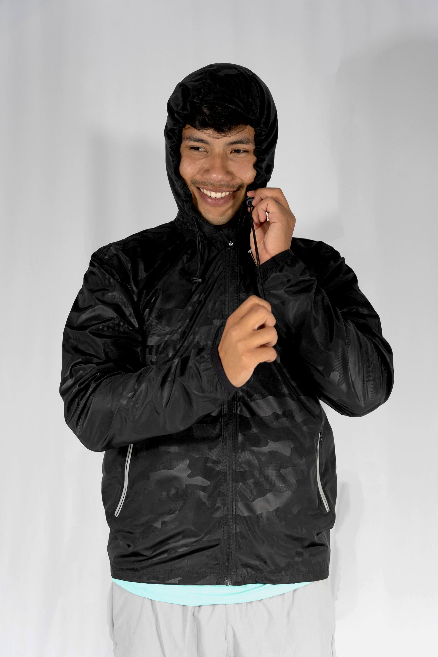 Rompevientos deportivo camuflaje negro con gorro