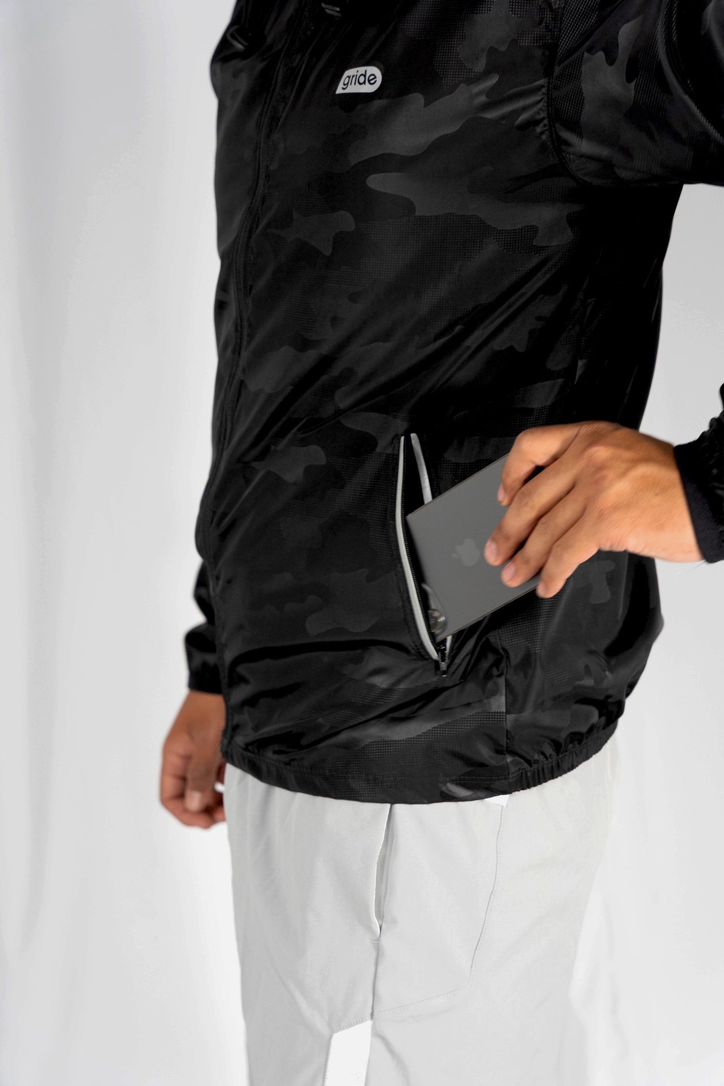 Rompevientos deportivo camuflaje negro con gorro