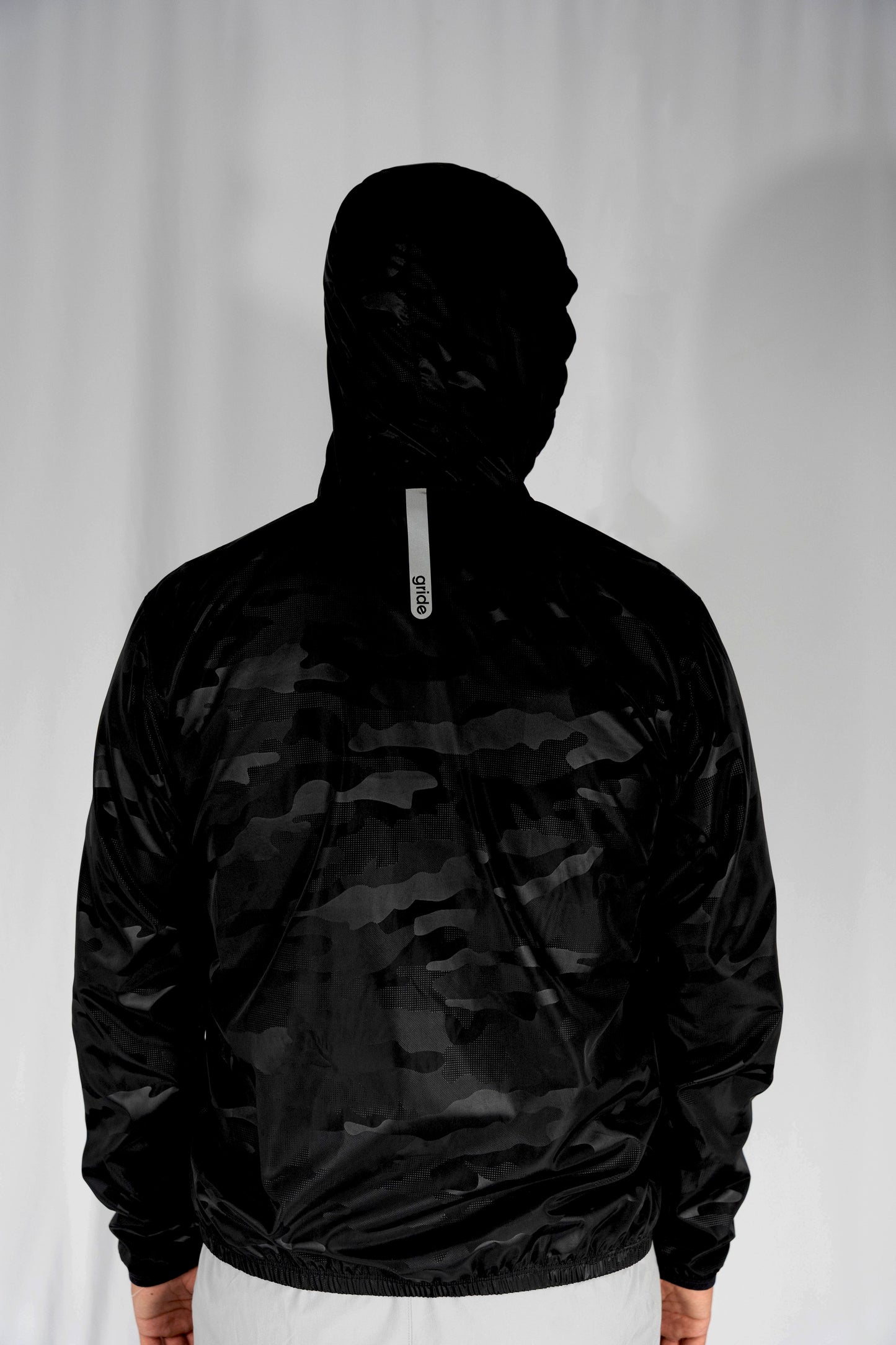 Rompevientos deportivo camuflaje negro con gorro