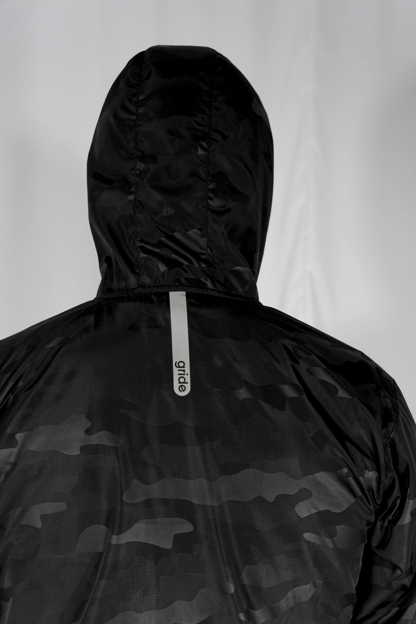 Rompevientos deportivo camuflaje negro con gorro