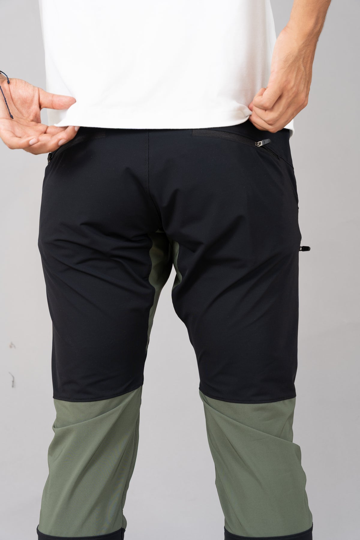 Pantalones Hiking Negros con Verde Caballero