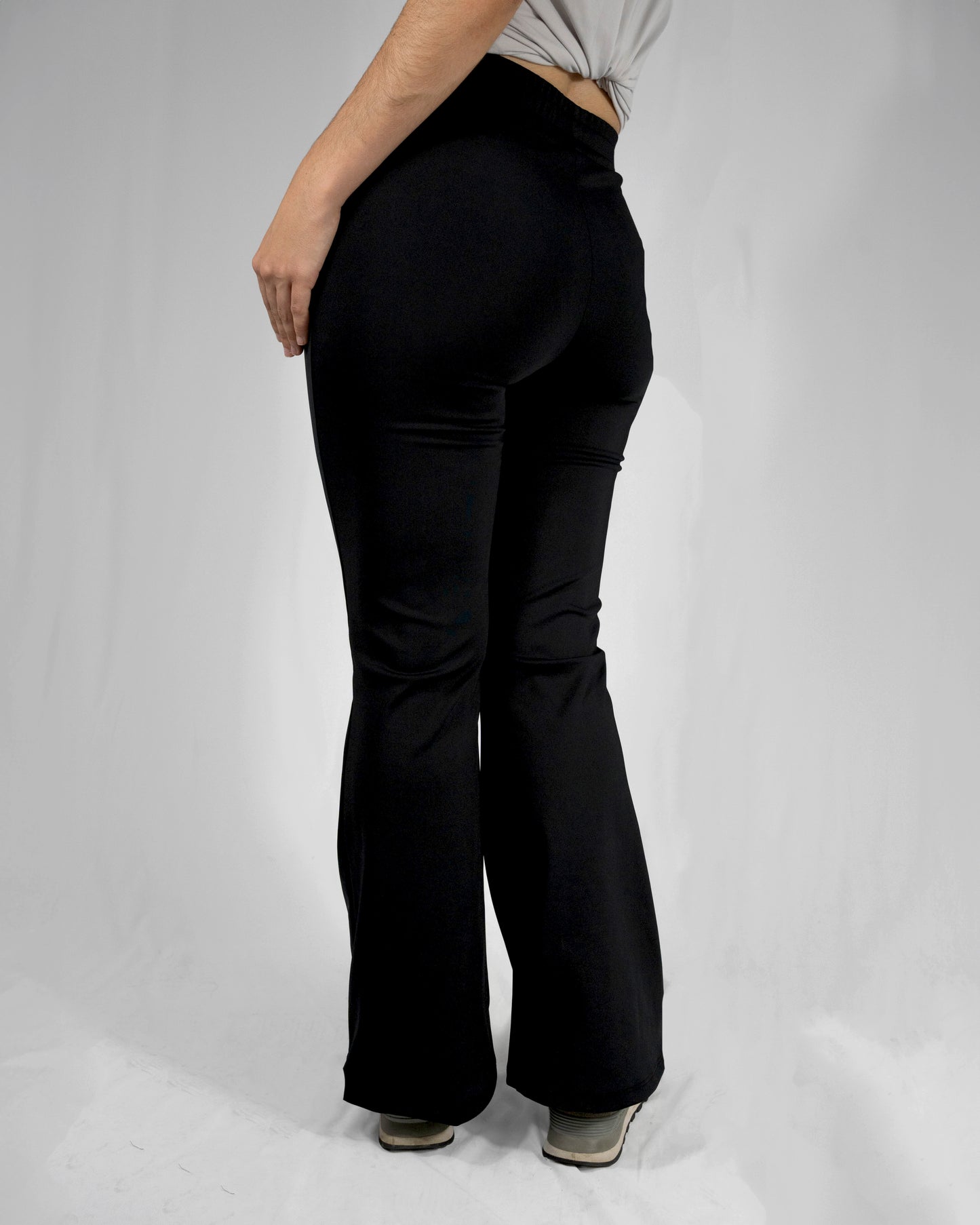 Pants deportivos acampanados Negro