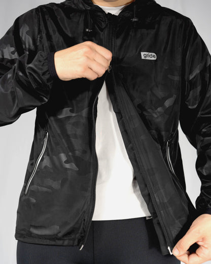 Rompevientos deportivo camuflaje negro con gorro