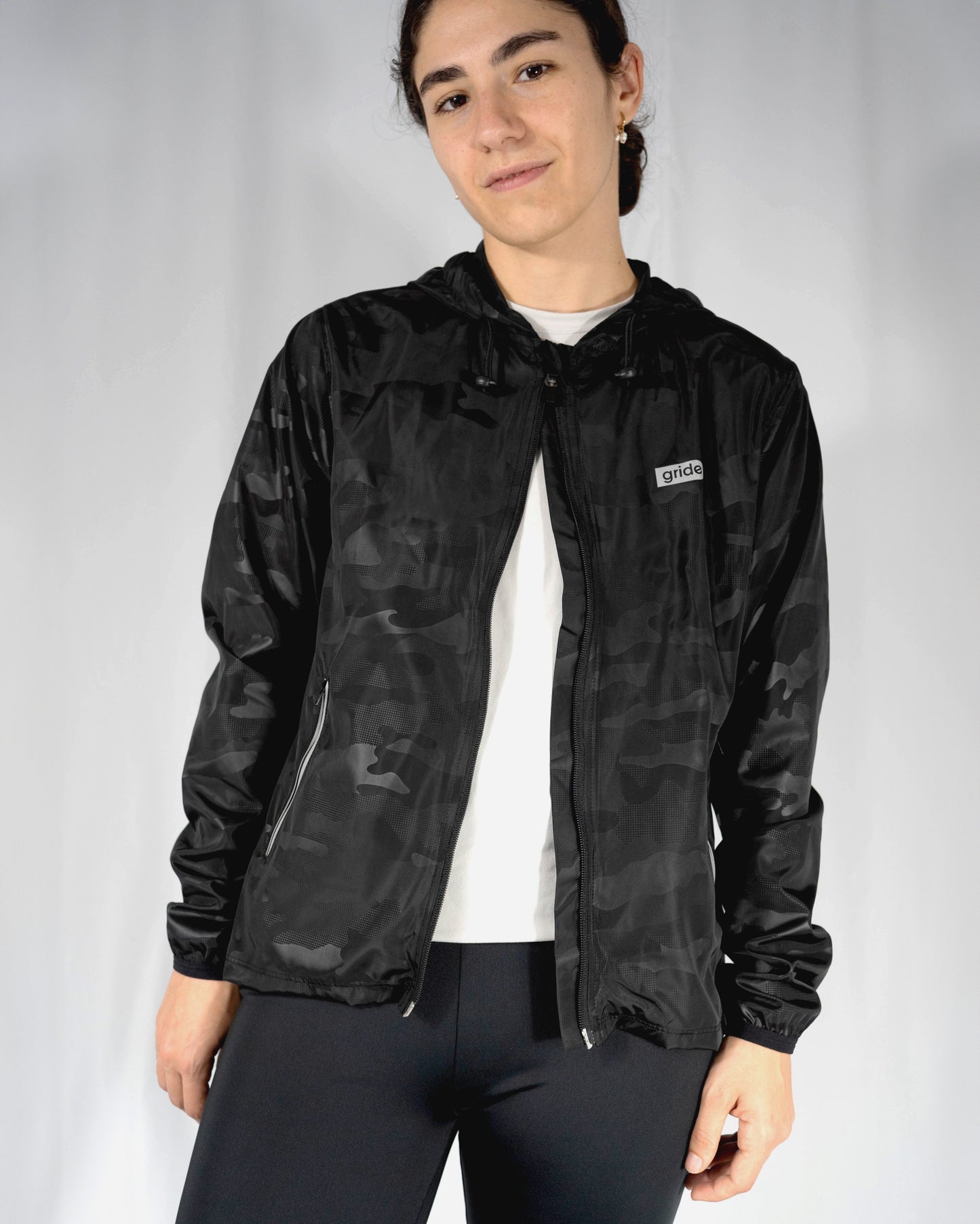 Rompevientos deportivo camuflaje negro con gorro