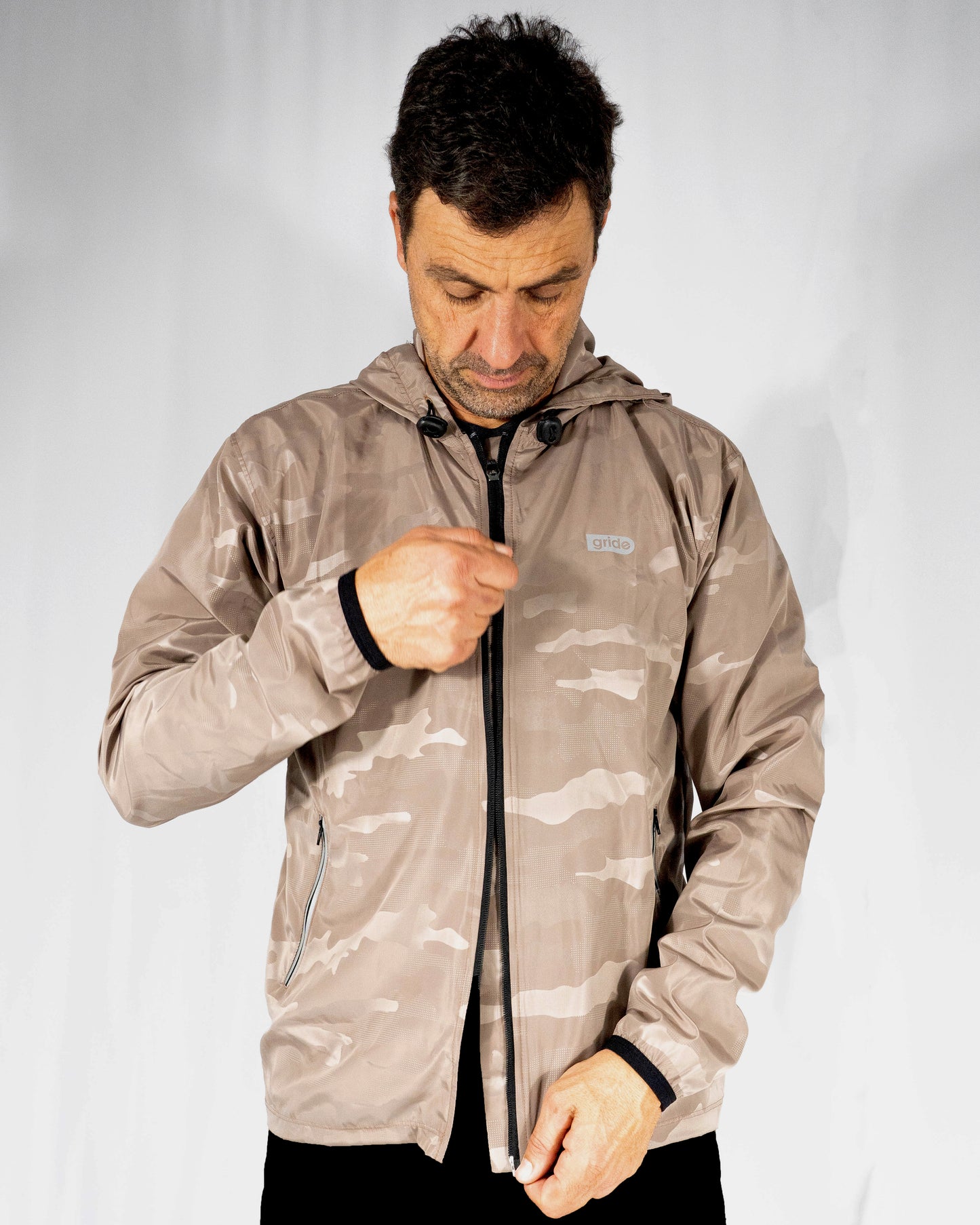 Rompevientos deportivo camuflaje beige con gorro