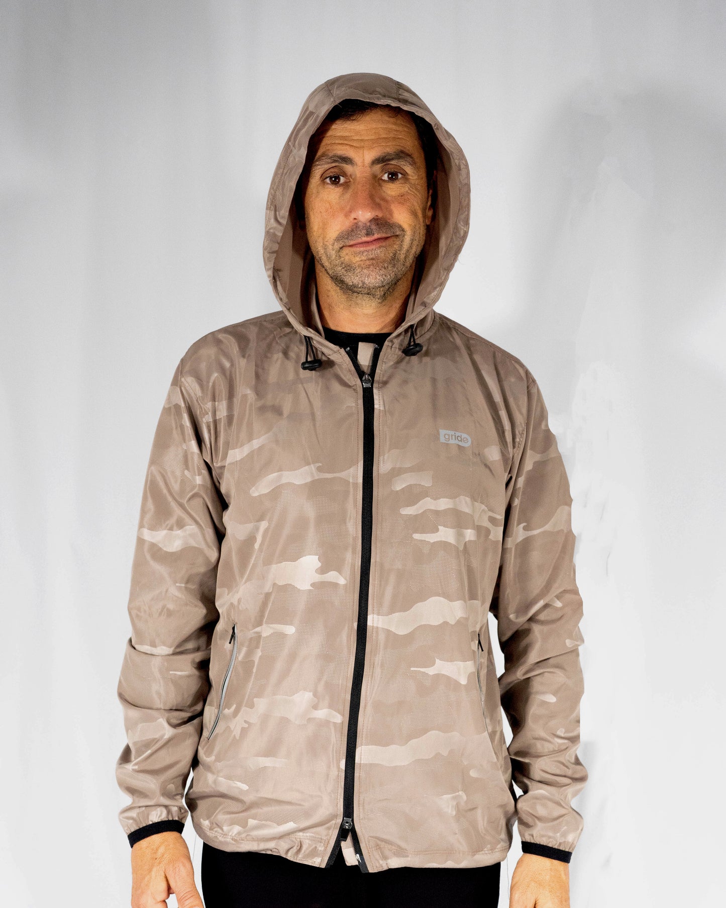 Rompevientos deportivo camuflaje beige con gorro