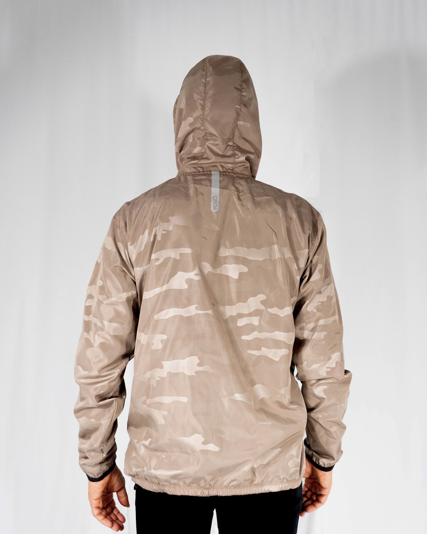 Rompevientos deportivo camuflaje beige con gorro