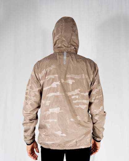 Rompevientos deportivo camuflaje beige con gorro