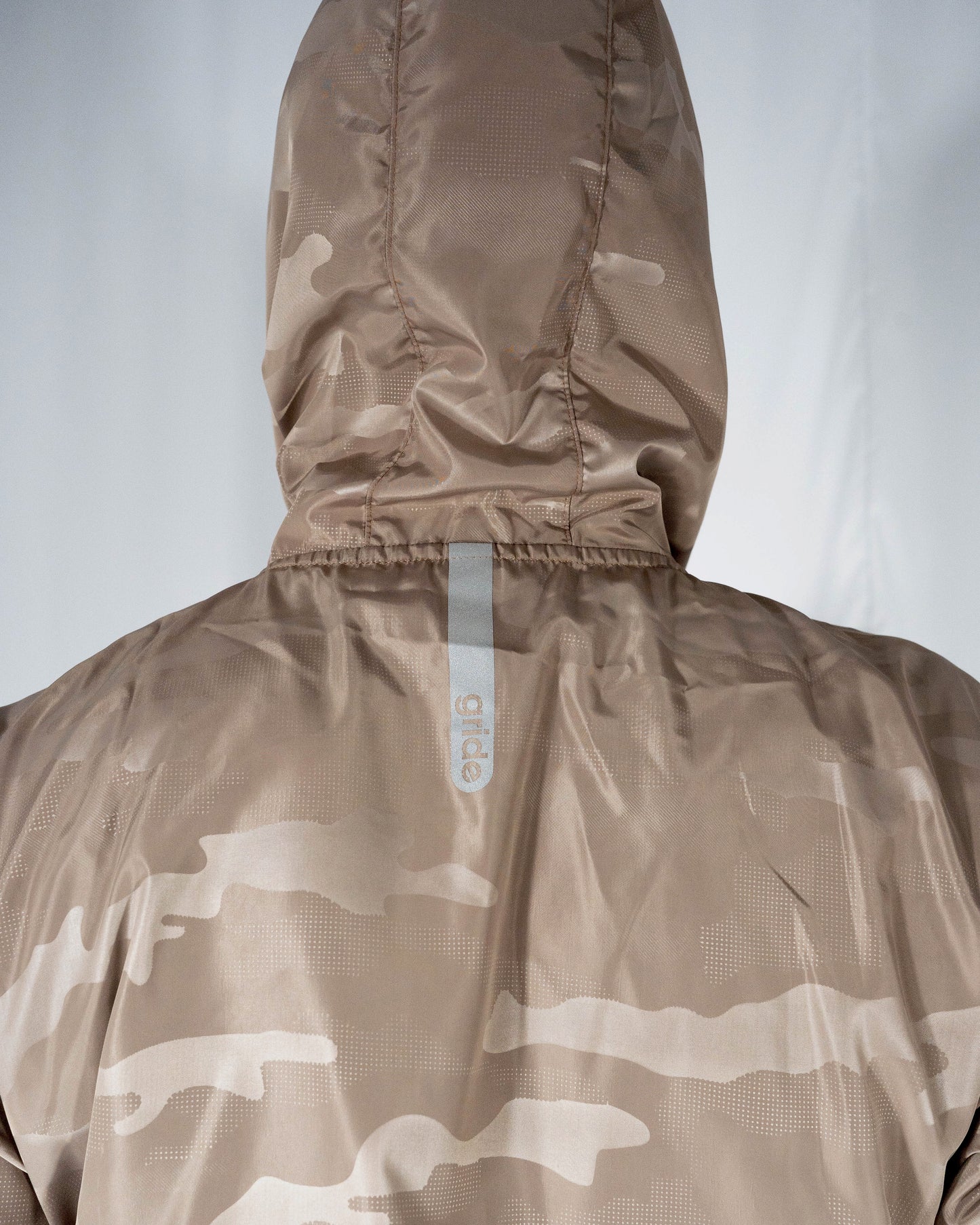 Rompevientos deportivo camuflaje beige con gorro