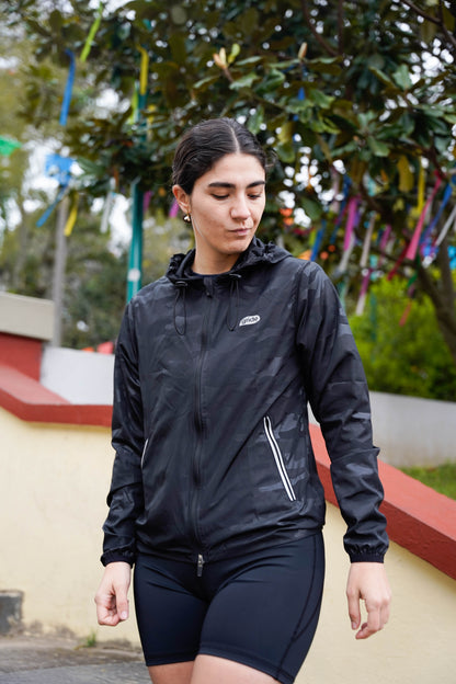 Rompevientos deportivo camuflaje negro con gorro