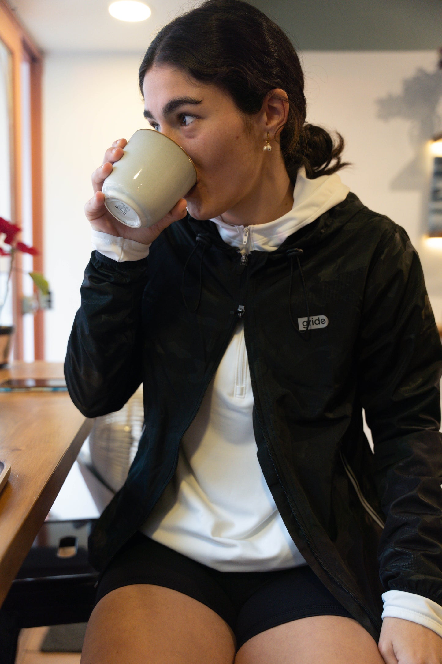 Rompevientos deportivo camuflaje negro con gorro